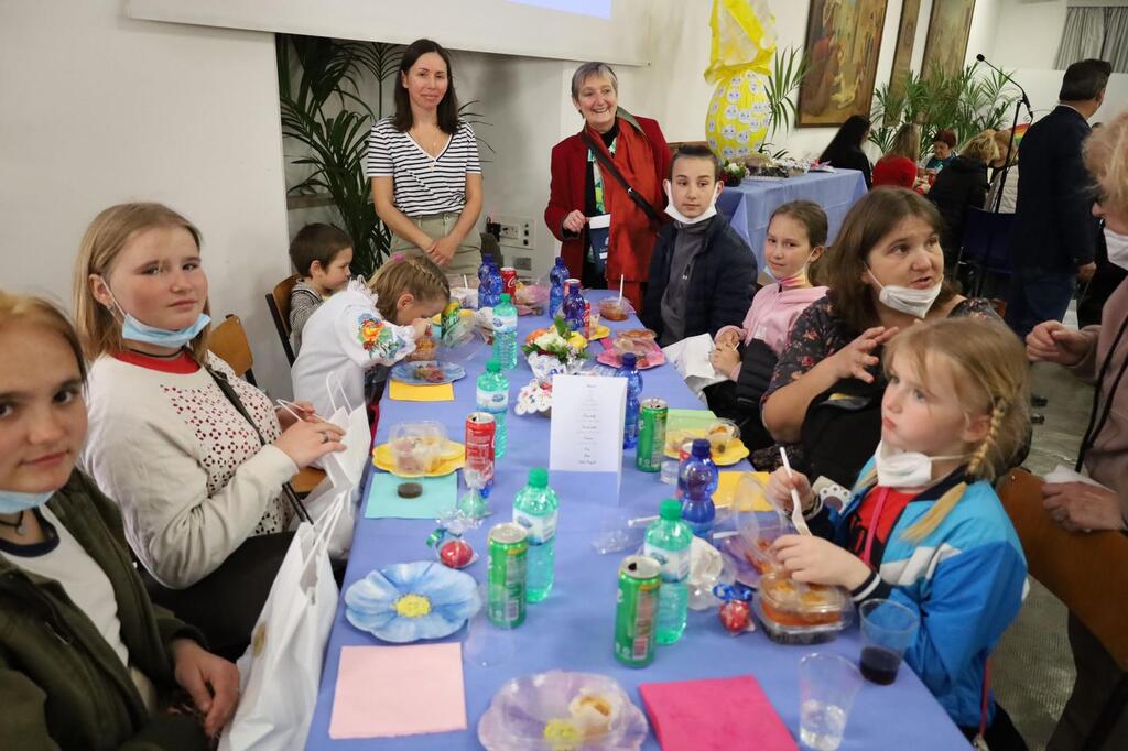 Celebrare la resurrezione con i rifugiati dall'Ucraina a due mesi dall'inizio della guerra: preghiera e festa con Sant'Egidio nella Pasqua dei cristiani d'Oriente